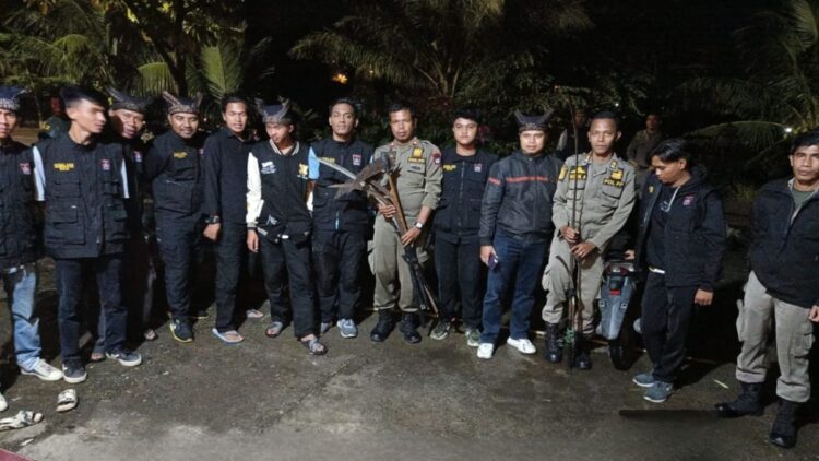 Satpol PP dan Dubalang Amankan Barang Bukti Tawuran di Padang 1 Satpol PP Padang dan tim dubalang amankan barang bukti tawuran