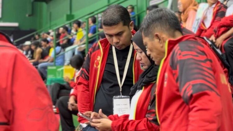 Sekum KONI Sumbar Anandya Dipo Pratama diskusi dengan ofisial wushu