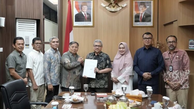 21 Calon Komisioner KPID Sumbar Lolos ke Fit and Proper Test 1 Timsel calon anggota KPID Sumbar menyerahkan berka