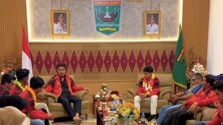 Wagub Vasko Jamu Tim Pencak Silat Sumbar yang Raih Lima Medali di PON Beladiri 2025 1 Wagub Sumbar Vasko Ruseimy menyambut tim pencak silat PON Beladiri 2025