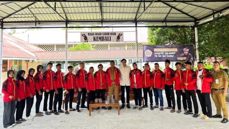 Wagub Vasko lepas atlet IPSI Sumbar ke PON Beladiri 2025. (dok. istimewa)