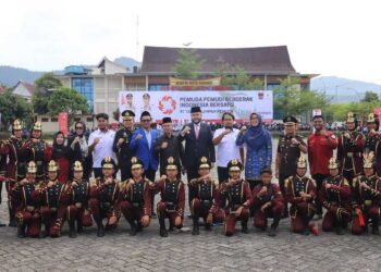 Wako Fadly Amran bersama pasukan marching band usai upacara Hari Sumpah Pemuda di Balaikota Padang. (dok. istimewa)