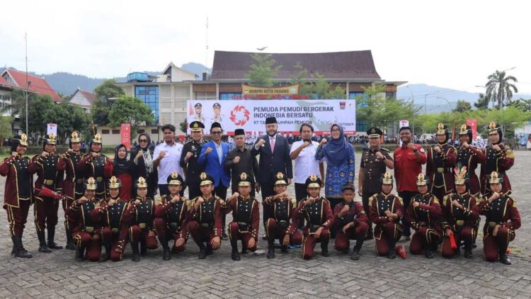 Wako Fadly Amran bersama pasukan marching band usai upacara Hari Sumpah Pemuda di Balaikota Padang. (dok. istimewa)