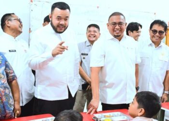 Wako Fadly Amran dampingi Wakil Ketua Komisi VI DPR RI Andre Rosiade meninjau MBG di Nanggalo, Kota Padang. (dok. istimewa)