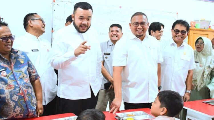 Wako Fadly Amran Dampingi Andre Rosiade Mengecek MBG di Nanggalo 1 Wako Fadly Amran dampingi Wakil Ketua Komisi VI DPR RI Andre Rosiade meninjau MBG di Nanggalo, Kota Padang. (dok. istimewa)