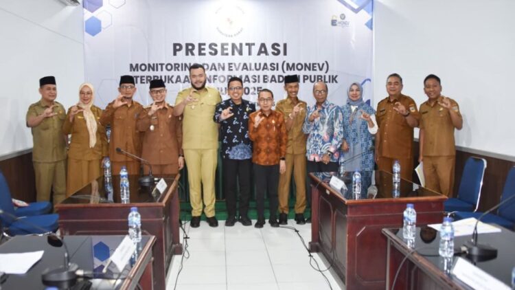 Wako Padang Fadly Amran hadir di presentasi monev KI Sumbar 2025. (dok. istimewa)