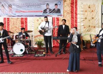 Wako Fadly Amran Serahkan Seperangkat Alat Band untuk Tujuh SMPN di Padang