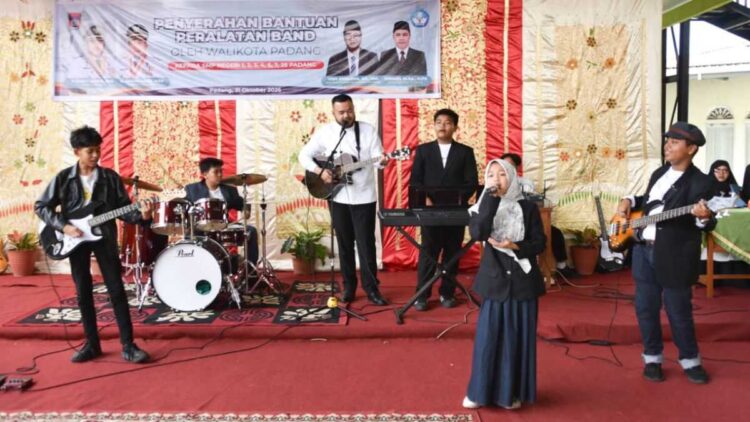 Wako Fadly Amran Serahkan Seperangkat Alat Band untuk Tujuh SMPN di Padang 1 Wako Fadly Amran main band