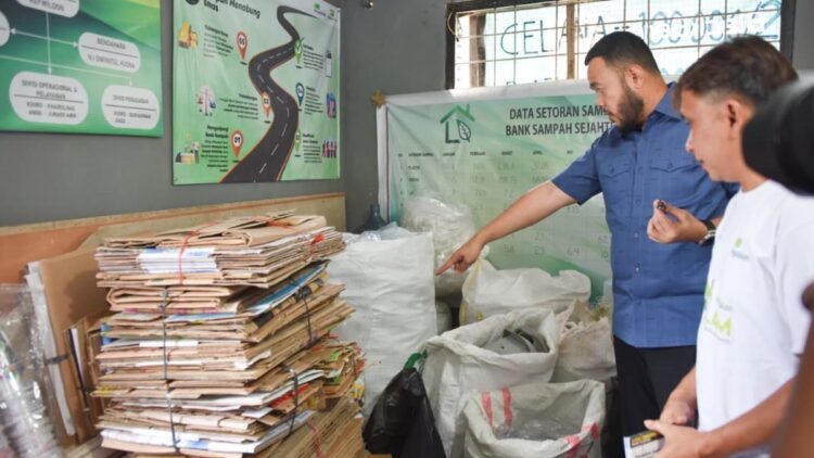 Wako Fadly Amran meninjau Bank Sampah di kawasan Indarung. (dok. Prokopim)