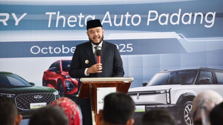 Wako Fadly Amran saat beri sambutan pada pembukaan showroom mobil Chery di Padang. (dok. Prokopim)