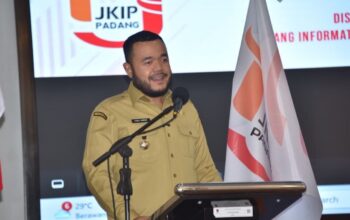 Wako Fadly Amran saat memberi sambutan di pelantikan Pengurus PJKIP Padang. (dok. Prokopim)