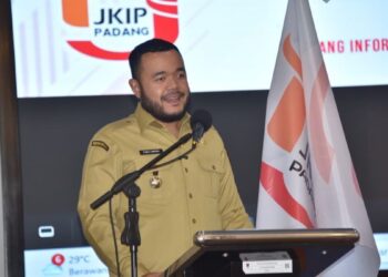 Wako Fadly Amran saat memberi sambutan di pelantikan Pengurus PJKIP Padang. (dok. Prokopim)