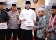 Wako Fadly Amran Serahkan Dana Operasional RT/RW Triwulan III