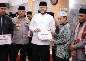 Wako Fadly Amran serahkan dana operasional RT/RW. (dok. Prokopim)