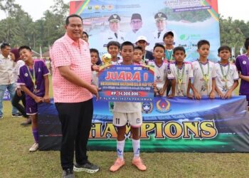 Wako Yota Balad serahkan hadiah juara turnamen sepakbola KU 12 di Pariaman. (dok. istimewa)