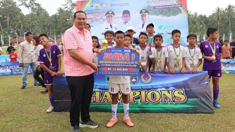 Kejurnas Sepakbola KU-12 Pariaman Sukses, SSB Victory Puma Payakumbuh Sabet Gelar Juara 1 Wako Yota Balad serahkan hadiah juara turnamen sepakbola KU 12 di Pariaman. (dok. istimewa)