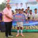 Wako Yota Balad serahkan hadiah juara turnamen sepakbola KU 12 di Pariaman. (dok. istimewa)
