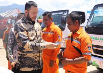 Wako Fadly Amran serahkan operasional untuk petugas DLH Padang. (dok. Prokopim)