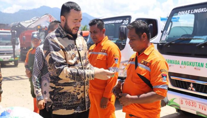 Wako Fadly Amran Serahkan Armada Baru untuk Operasional DLH Padang