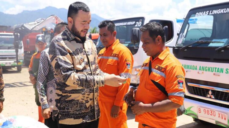 Wako Fadly Amran Serahkan Armada Baru untuk Operasional DLH Padang 1 Wako Fadly Amran serahkan operasional untuk petugas DLH Padang. (dok. Prokopim)