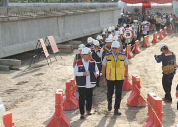 Wamen Ossy bersama Menko AHY mengecek exit tol Padang-Sicincin. (dok. istimewa)