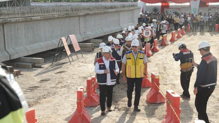Wamen Ossy bersama Menko AHY mengecek exit tol Padang-Sicincin. (dok. istimewa)