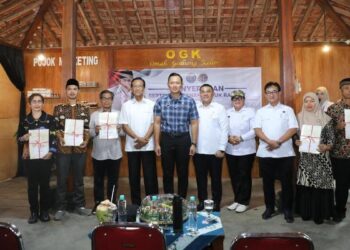 Dampingi Menko AHY Serahkan Sertifikat di Gunungkidul, Wamen Ossy: Ini Wujud Nyata Kolaborasi 1 Wamen Ossy bersama Menteri AHY menyerahkan sertifikat tanah di Gunungkidul. (dok. istimewa)