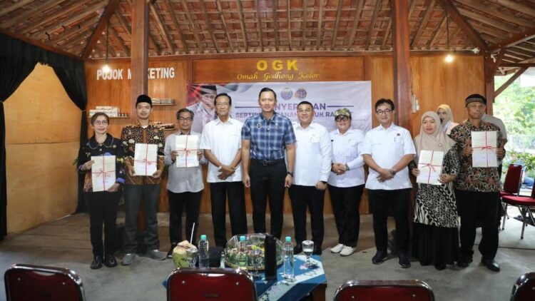 Wamen Ossy bersama Menteri AHY menyerahkan sertifikat tanah di Gunungkidul. (dok. istimewa)