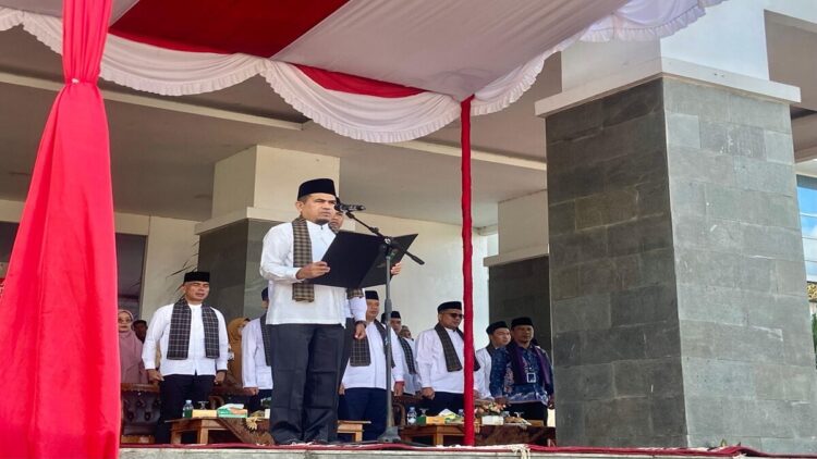 Hari Kesaktian Pancasila, Pemkab Solok Teguhkan Komitmen terhadap Nilai Luhur Bangsa 1 Wabup Solok memimpin upacara Hari Kesaktian Pancasila. (Foto: Diskominfo Kabupaten Solok)