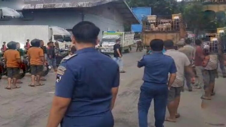 Truk pengangkut ternak terobos hadangan petugas gabungan dan pagar besi di Pelindo Pelabuhan Gunungsitoli, Sumatera Utara, Rabu 1 Oktober 2025. (Radarsumbar/Putra)