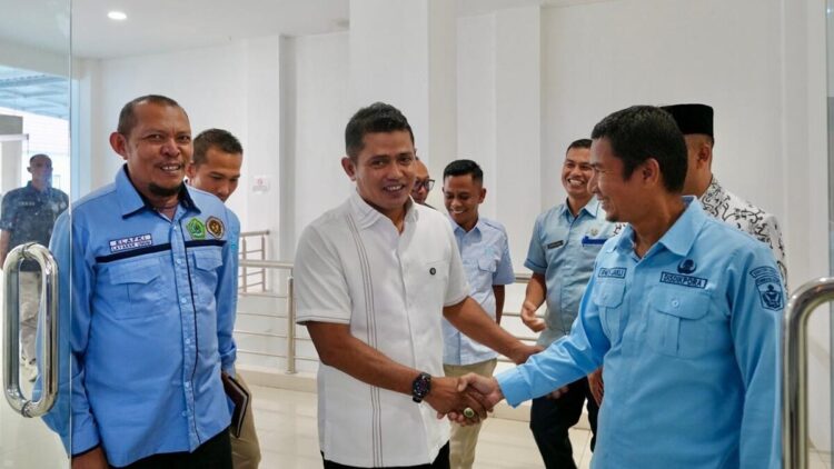 Bupati Solok Jon Firman Pandu melepas kontingen Porsenijar PGRI berlaga di tingkat Provinsi Sumbar. (Foto: Diskominfo Kabupaten Solok)