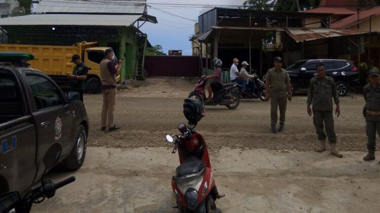 Personel Satpol PP didampingi Satreskrim Polres Nias hanya bisa menonton saat pelaku usaha di Gamo, Gunungsitoli melakukan pendistribusian ternak tanpa pengawasan setelah terobos pagar dalam pelabuhan Gunungsitoli, Rabu (1/10/2025). (Radarsumbar/Putra Tanhar)