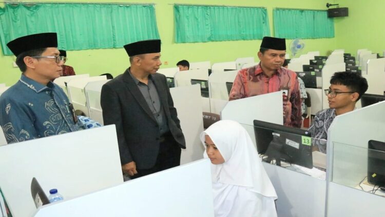 Olimpiade Madrasah Indonesia Digelar di Sumbar, 619 Siswa Adu Sains dan Nilai Islam 1 Kemenag Sumbar memantau pelaksanaan ajang OMI tingkat Sumbar. (Foto: Kemenag Sumbar)