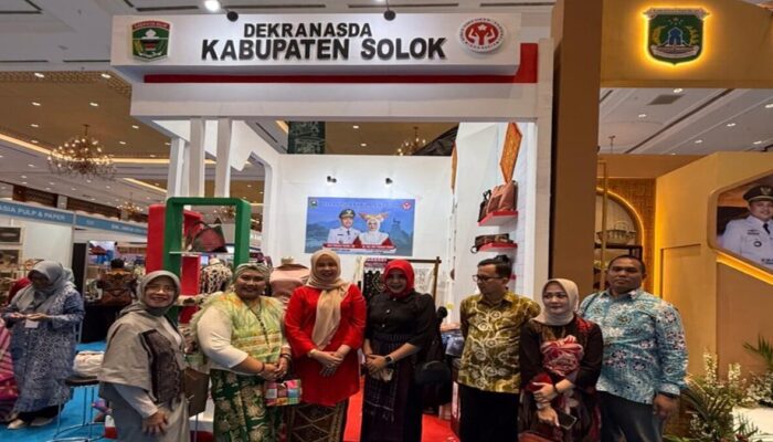 Dekranasda Kabupaten Solok Hadir di Inacraft, Bawa Tenun dan Songket ke Panggung Nasional
