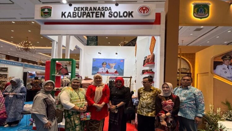 Dekranasda Kabupaten Solok Hadir di Inacraft, Bawa Tenun dan Songket ke Panggung Nasional 1 Ketua Dekranasda Kabupaten Solok menghadiri pembukaan Inacraft di JCC Senayan. (Foto: Diskominfo Kabupaten Solok)