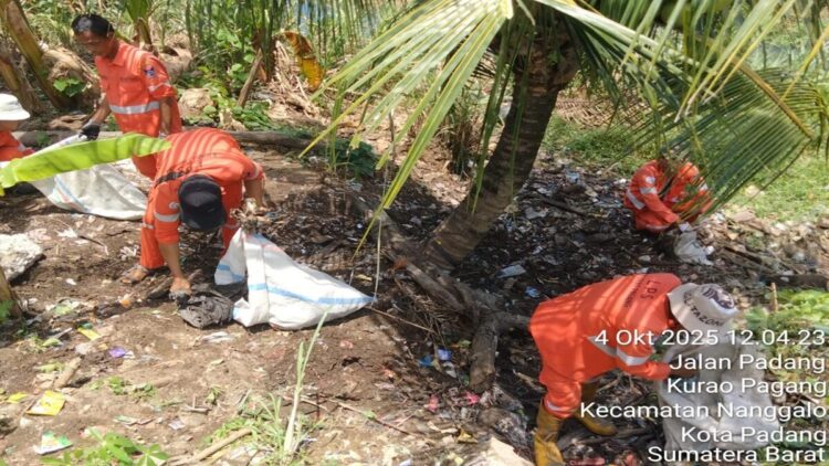 LPS Kurao Pagang membersihkan tumpukan sampah ilegal di RW 02, RT 01. (Foto: LPS Kurao Pagang)