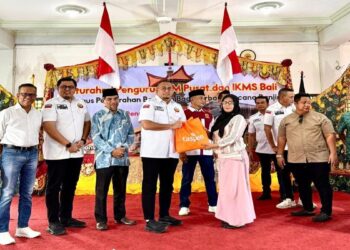 Ketum IKM Andre Rosiade Serahkan Bantuan Rp100 Juta dan 1.000 Paket Sembako untuk Korban Banjir Bali