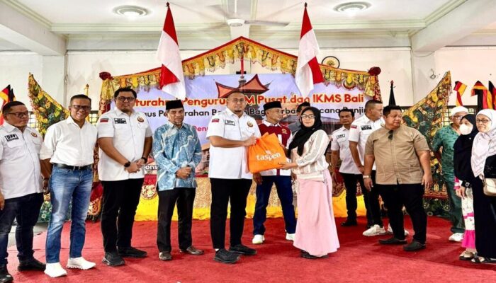Ketum IKM Andre Rosiade Serahkan Bantuan Rp100 Juta dan 1.000 Paket Sembako untuk Korban Banjir Bali
