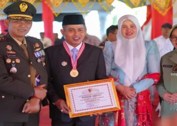 Bupati Solok Terima Penghargaan pada HUT Ke-80 TNI di Padang