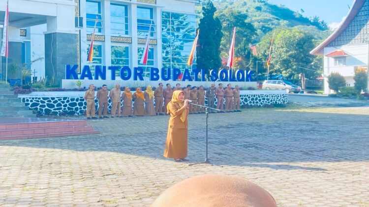Apel pagi rutin Pemkab Solok dipimpin Plt Kadis Pariwisata dan Kebudayaan Kabupaten Solok, Aida Herlina. (Foto: Diskominfo Kabupaten Solok)
