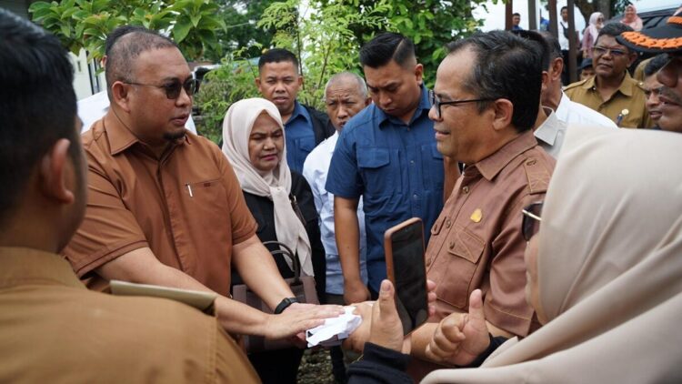 Peduli Korban Bencana Angin Kencang di Kota Solok, Andre Rosiade Serahkan Bantuan Rp100 Juta 1 Andre Rosiade menyerahkan bantuan Rp100 juta kepada korban angin kencang melalui Sekda Kota Solok Desmon. (Foto: Ist)