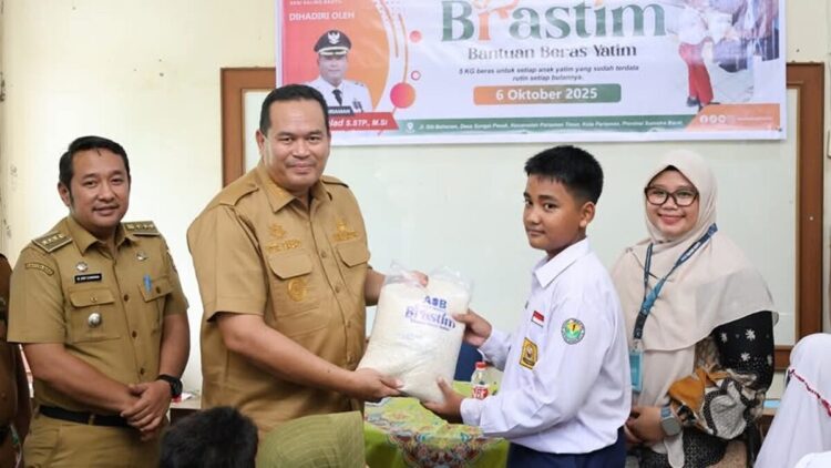 Pemko Pariaman menyerahkan brastim kepada puluhan anak yatim. (Foto: Ist)