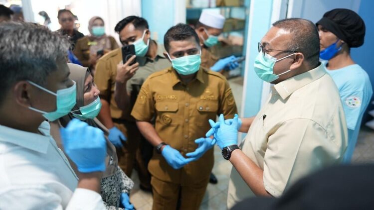 Bupati Solok Jon Firman Pandu bersama Wakil Ketua Komisi VI DPR RI Andre Rosiade meninjau SPPG Batang Barus, Arosuka. (Foto: Diskominfo Kabupaten Solok)