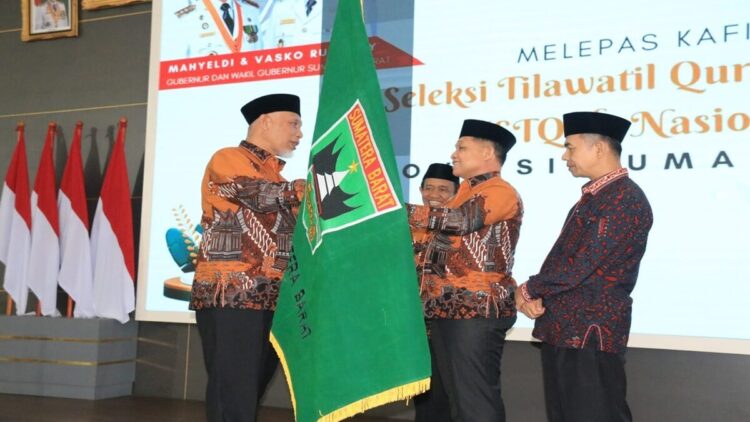 Target Empat Besar, Kafilah STQH Sumbar Dilepas Gubernur Mahyeldi 1 Gubernur Mahyeldi melepas kafilah Sumbar untuk berlaga di ajang STQH 2025 di Kendari. (Foto: Humas Kemenag Sumbar)