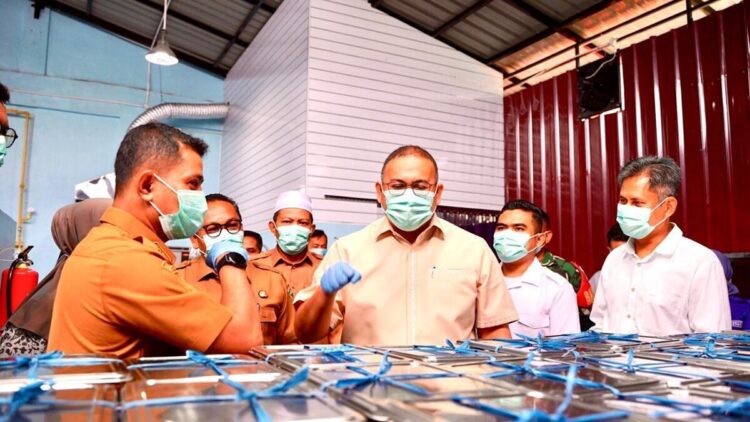 Andre Rosiade bersama Bupati Solok Jon Firman Pandu meninjau SPPG MBG di Batang Barus. (Foto: Ist)