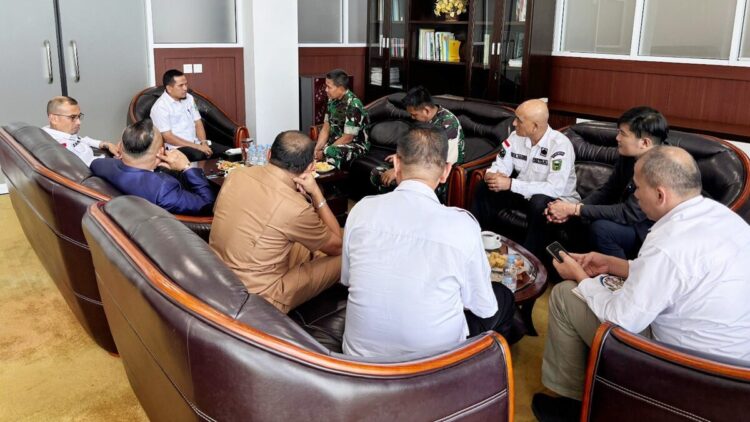 Pertemuan antara Wakil Bupati Solok Candra dengan Kasdam XX Tuanku Imam Bonjol, Brigjen TNI Heri Prakosa Ponco Wibowo. (Foto: Diskominfo Kabupaten Solok)