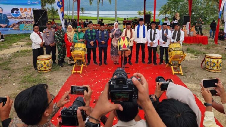 Bupati Solok Jon Firman Pandu membuka Festival 5 Danau. (Foto: Diskominfo Kabupaten Solok)