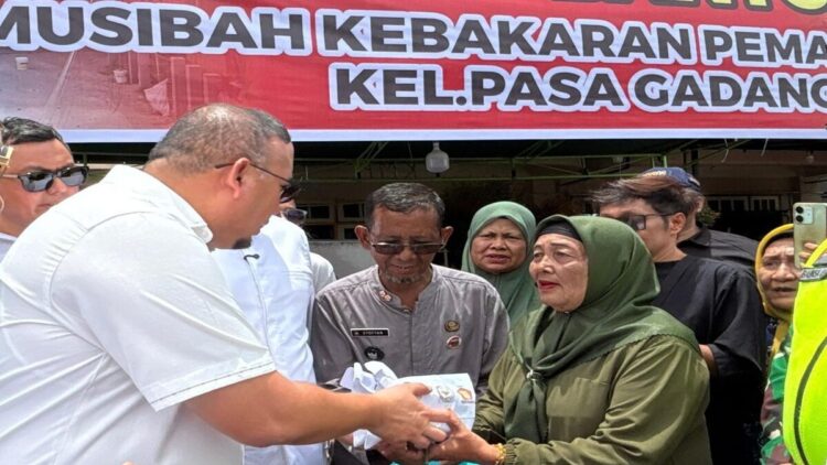 Andre Rosiade menyerahkan bantuan kepada warga terdampak kebakaran di Padang Selatan, Kota Padang. (Foto: Ist)
