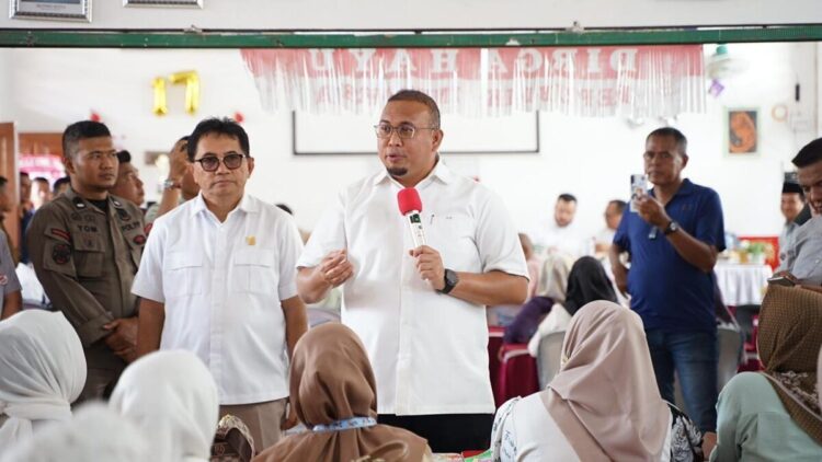 Andre Rosiade Tinjau MBG di Kota Padang, Orang Tua Murid Setuju Program ini Dilanjutkan 1 Andre Rosiade bertemu orangtua murid saat meninjau MBG di SDN 05 dan SDN 13 Kurao Pagang, Kota Padang. (Foto: Ist)