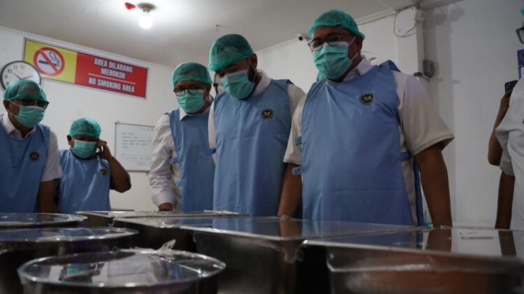 Cek SPPG MBG di Siteba, Andre Rosiade Apresiasi Seluruh Standar yang Ditetapkan BGN Sudah Terlaksana 1 Wakil Ketua Komisi VI DPR Andre Rosiade bersama Walikota Padang Fadly Amran meninjau SPPG Siteba. (Foto: Ist)